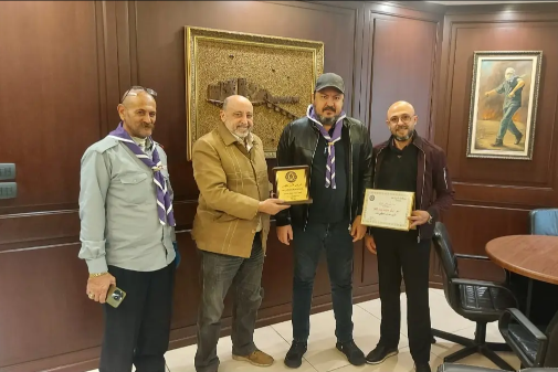 درع تكريمية من "الكشاف العربي" لمعروف مصطفى سعد