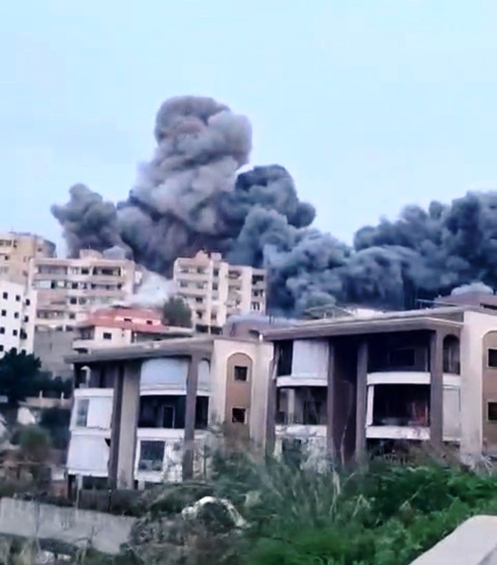 الطيران الاسرائيلي يستهدف المباني المهددة في قناريت- قضاء صيدا.