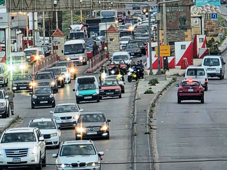 تدفق العابرون الى جنوب الليطاني بعد اعادة فتح جسر القاسمية في منطقة صور