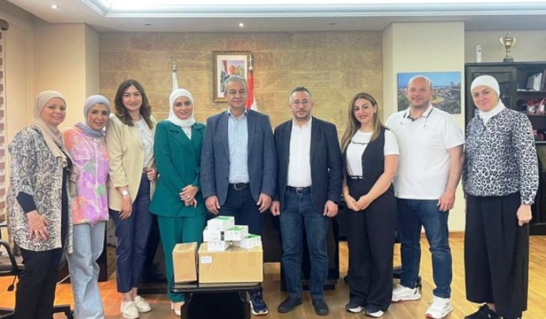 "نقابة صيادلة لبنان" قدمت اجهزة قياس السكري لبلدية صيدا دعماً لمراكز النزوح
