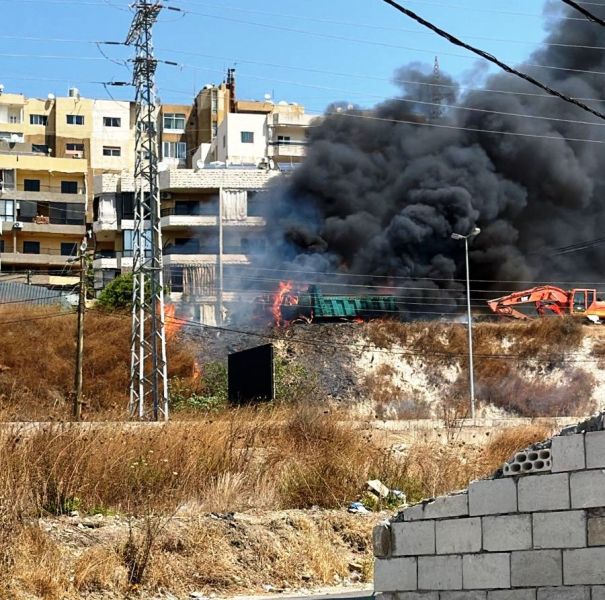 حريق في خزان مازوت تابع لاحدى الشاحنات على "اوتستراد الشماع" في منطقة حارة صيدا.