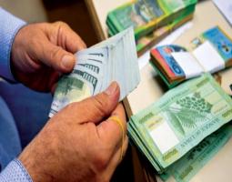 وزير الاقتصاد اللبناني يحذر من التلاعب بالأسعار مع انخفاض سعر الدولار