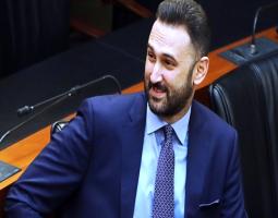 «التقدمي الاشتراكي» يتبنى مواقف أقل حدة من طروحات المعارضة