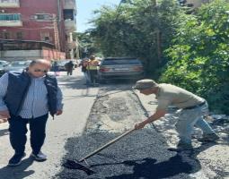 بلدية صيدا تباشر تزفيت حفر الشوارع بمراقبة "لجنة صندوق التكافل"