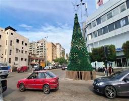بلدية صيدا ترفع شجرة ميلادية كبيرة وسط المدينة