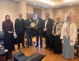وفد "المؤتمر الشعبي" لفلسطينيي الخارج يزور بلدية صيدا ويكرّم رئيسها الدكتور بديع