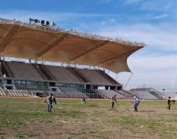 بلدية صيدا تبدأ بتركيب أعمدة إنارة بالطاقة الشمسية في "مدينة الحريري الرياضية"