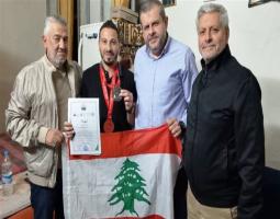 وفد من "حزب الله" زار البطل الصيداوي حسني توتنجي مهنئا