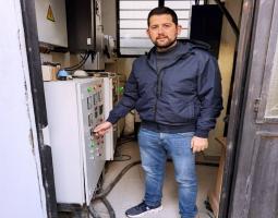 إبراهيم مزهر ينهي أزمة انقطاع المياه عن الشرحبيل بقسطا بربط المضخات بخط الخدمات الكهربائي