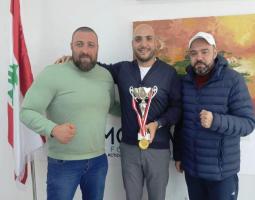 الصيدلي عمر مرجان يكرم البطل الصيداوي بلال الغربي