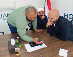 الصيدلي عمر مرجان يكرم البطل الصيداوي بلال الغربي