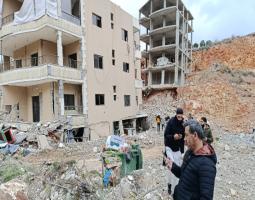 بالصور : دمار واضرار  في الابنية السكنية التي استهدفتها الغارة الاسرائيلية في بلدة كفرحتى- قضاء صيدا