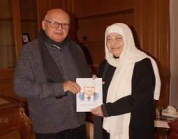 الحريري تسلمت من المهندس السعودي كتاباً يوثق مسيرته بعنوان 