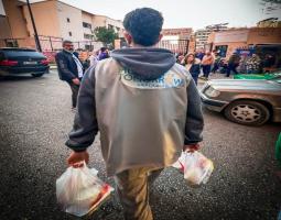 "مؤسسة مرجان الخيرية" توزّع 550 وجبة على النازحين في صيدا