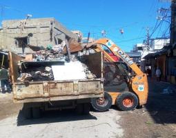 ورش بلدية صيدا ترفع ركام الغارة الإسرائيلية على تعمير عين الحلوة
