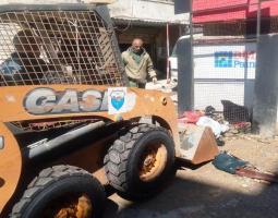 ورش بلدية صيدا ترفع ركام الغارة الإسرائيلية على تعمير عين الحلوة