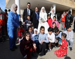 في زمنٍ يثقل بالحرب والنزوح، اختار عروسان أن يكتبا قصتهما بلون مختلف.