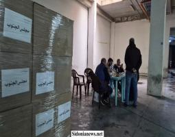 بلدية صيدا تباشر توزيع المساعدات المخصصة للعائلات النازحة المقيمة في المنازل