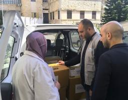 الصيدلي عمر مرجان يقدم مساعدات طبية إلى مستشفى صيدا الحكومي