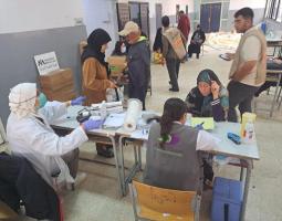"العيادة النقالة" في "جمعية المواساة" تواصل مهامها الطبية لخدمة النازحين في صيدا