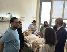 عمر مرجان يعود جرحى حادث إنقلاب "حافلة المعتمرين" في "المستشفى التركي" في صيدا