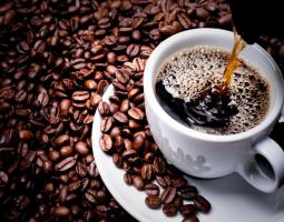 توقّفوا عن شرب القهوة فور الاستيقاظ!