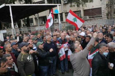 تصعيد سياسي مفتوح وتلويح فرنسي بعواقب