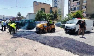 تنفيذ المرحلة الثانية من ترميم وتزفيت الحفر في طرقات مدينة صيدا