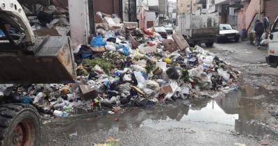بلدية صيدا ترفع النفايات من حي الطوارىء –عين الحلوة بالتنسيق مع مخابرات الجيش