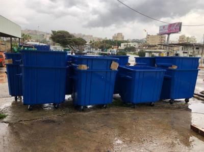تقديم 130 مستوعبا للنفايات