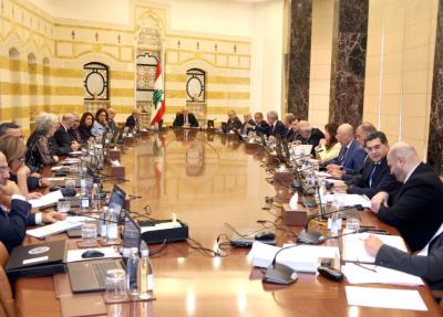 جلسة السلاح: التفاهم أو النزول إلى حلبة الاشتباك… اتصالات لجمع الحكومة وضغوط لتسريع سحب السلاح