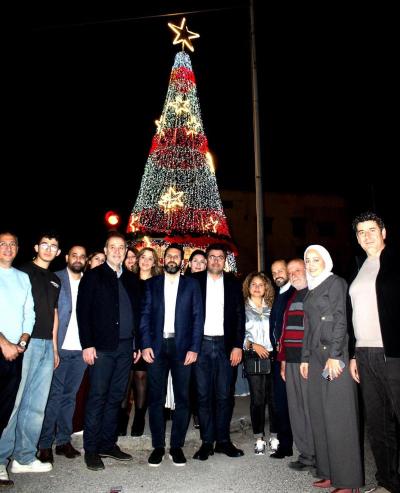 بلدية صيدا أضاءت الشجرة الميلادية بالتعاون مع