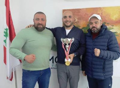 الصيدلي عمر مرجان يكرم البطل الصيداوي بلال الغربي