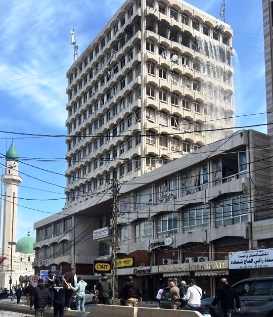 بالفيديو والصور :  اضرار جسيمة في "عمارة مقاصد" صيدا .. وادانات واسعة للغارة