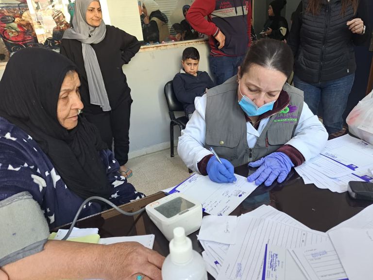 "جمعية المواساة" تطلق عيادة نقالة لتقديم الرعاية الصحية للنازحين في صيدا بالتعاون مع وزارة الصحة وIMC