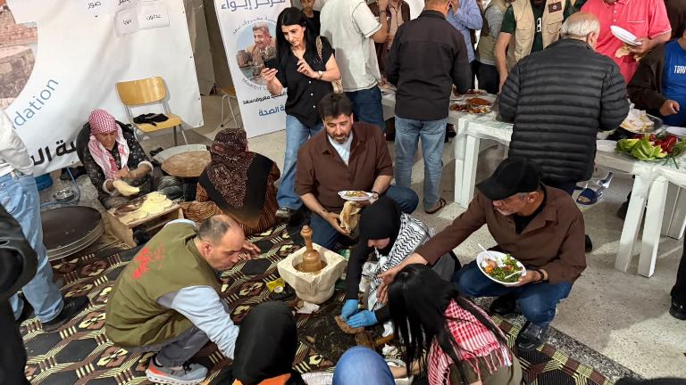 "نكهة الضيعة" في مدينة صيدا , عشاء قروي للنازحين ينعش الذاكرة بمشاركة اسامة سعد