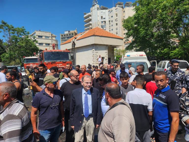 البزري يتفقّد موقع الغارة في البوابة الفوقا ويؤكّد أن صيدا ستبقى حاضنة للجنوب